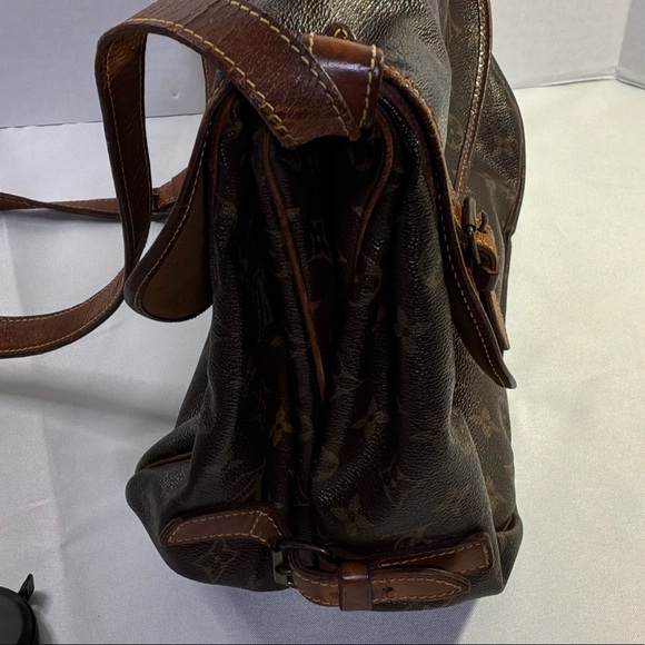 LOUIS VUITTON SAUMUR 35 MONOGRAM CROSSBODY - Picture 7 of 16